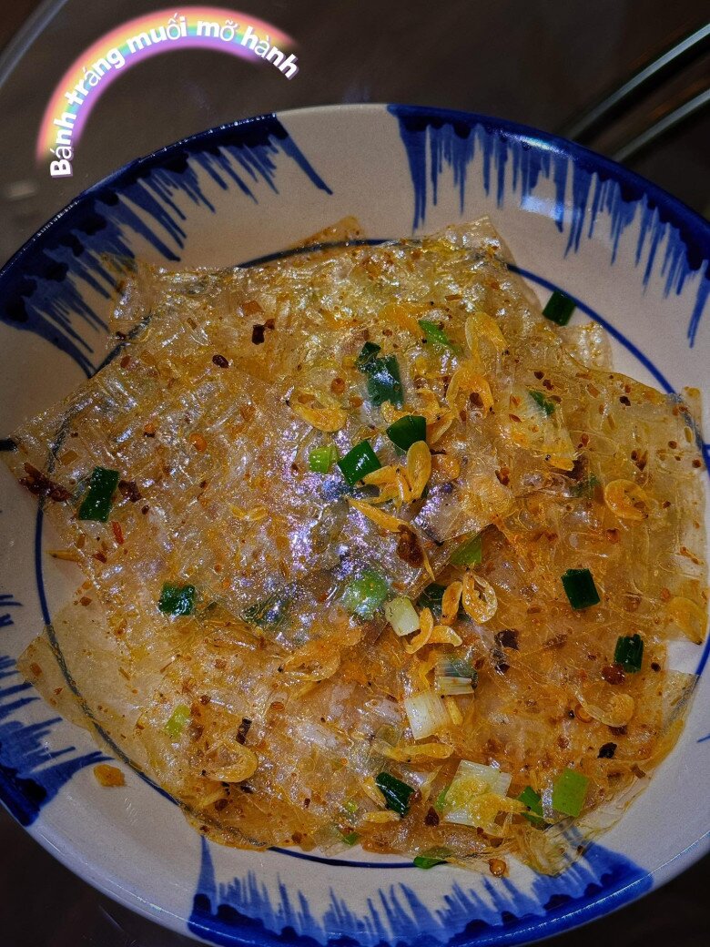 Nàng hậu cũng rất khoái chí với món bánh tráng phơi sương trộn mỡ hành, muối nhuyễn với ruốc do ông xã làm. Người đẹp miêu tả: Có ai đang thèm thì Hương xin lỗi, nhưng nó rất ngon và đậm đà. Béo béo của mỡ hành, cay cay mặn mặn của muối, thơm thơm của ruốc, bánh tráng phơi sương thì dai vừa ăn vào không bị bén quá.