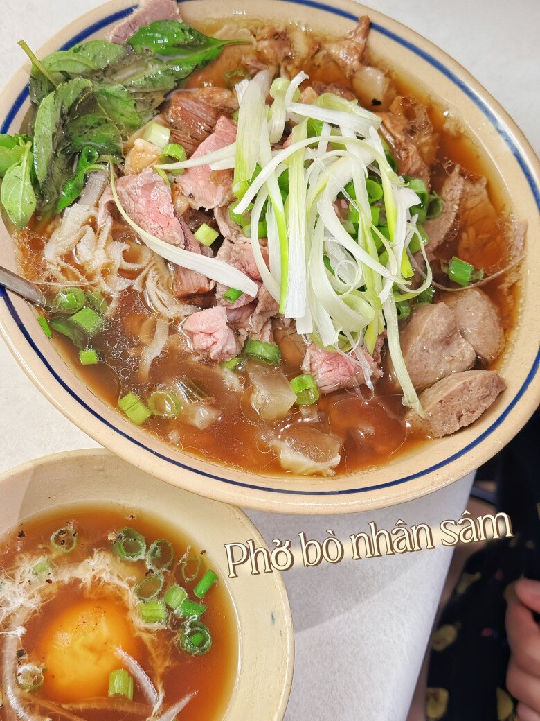 Anh đã làm tô phở nhân sâm nấu qua nhiều công đoạn xuyên suốt gần 20 tiếng, không được ngấy mùi mỡ bò, hương thơm tinh tế, vị thanh ngọt nhưng đặc trưng phở, thịt vừa vị mềm vừa ăn và không dùng bột ngọt nêm nếm. Món ăn đúng tiêu chuẩn Thơm - ngon - bổ dưỡng.