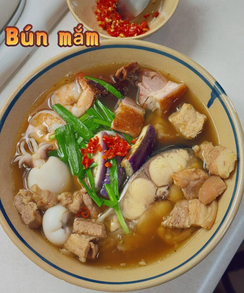 Món bún mắm được Diễm Hương cho 9,5 điểm và trừ điểm vì không có mắm me và râu mực , ớt nhồi chả cá. Cô cho biết bún mắm chồng nấu thơm ngon đậm đà tới giọt nước lèo cuối cùng.