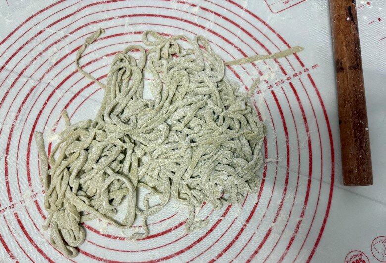 Hai vợ chồng còn rủ nhau làm mì lá dứa với màu xanh đặc trưng, được cán và cắt sợi đều đặn. Cô tự hào kể: “Nay mình nấu mì đi. Để My nói mọi người nghe, chuyện là mì này My làm từ lá dứa, sản xuất theo dây chuyền khép kín, có sự hỗ trợ của gia đình (ai thì mọi người biết rồi đó). Vậy đi heng”.