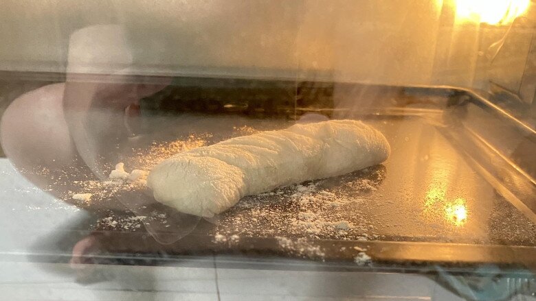 Ổ bột bánh mì được ủ và bắt đầu nở trong lò nướng, phủ bột nhẹ trên bề mặt. Khởi My hào hứng:“Tới giờ làm bánh mì rồi!” Ca sĩ Đại Nhân hài hước bình luận: Sao nhìn không giống bánh mì mà giống…, Khởi My đáp: Thêm 1 chiếc mỏ nữa! Em nói là bánh mì mà.