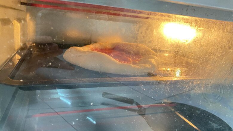 Chiếc pizza Napolitana vừa vào lò, phần viền bánh bắt đầu phồng, báo hiệu thành phẩm hứa hẹn. Một bước quan trọng của quá trình “khởi nghiệp” bếp bánh từ bếp nhà của Khởi My.