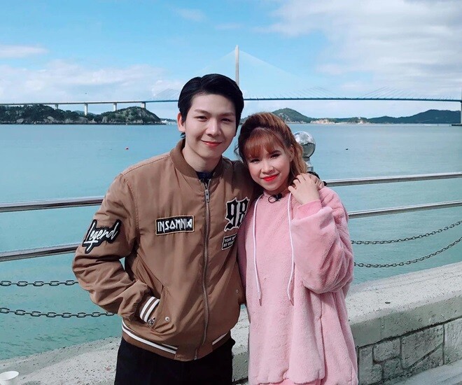 Mỗi khi Khởi My khoe món ăn do đầu bếp nhà làm, người hâm mộ lại bày tỏ: Tui không tin. Trừ khi chị cho chúng tui xem chân dung người đầu bếp, Nếu nhà mình thích có chef xịn cỡ đó thì mình giả bộ quay video hướng dẫn nấu ăn cũng được chị á, Nhìn món ăn chất lượng quá chị ơi, chắc đầu bếp hẳn rất là đẹp trai, Cần ảnh anh đầu bếp gấp...