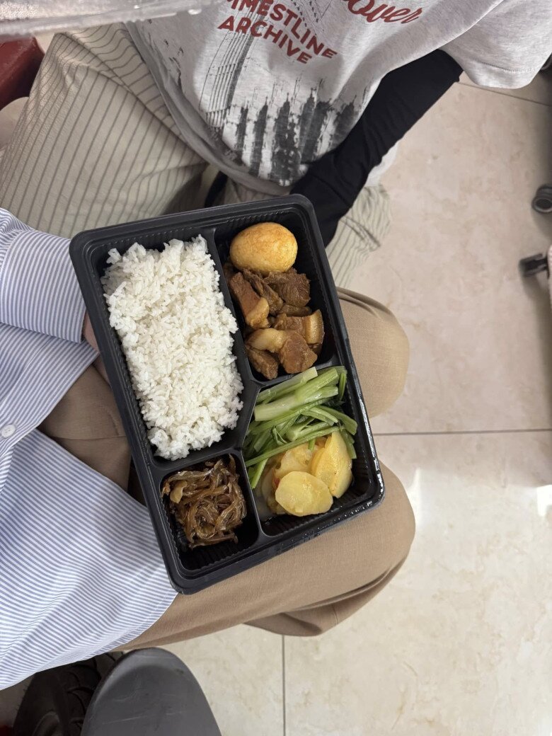 Ngoài bữa sáng trong phim, Denis Đặng còn khoe bữa cơm ngoài đời của anh khi đi làm. Một suất ăn đầy đủ nhưng cũng khá giản dị với thịt kho trứng, cá khô và rau củ. Fan bình luận: Thì ra tổng tài cũng ăn cá khô như mình, Tổng tài ăn cơm bụi, Cơm đoàn ngon quá...