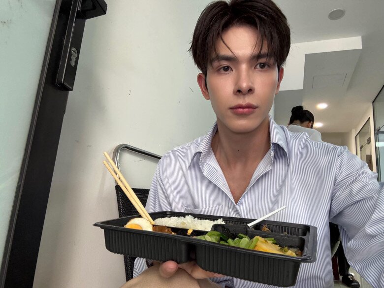 Chủ du thuyền gây tranh cãi trên VTV khoe bữa cơm cùng bạn thân Phương Oanh, khán giả thi nhau nói thiếu 1 thứ! - 11