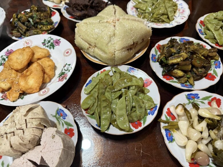 Mâm cơm quê đậm đà tình thân do Denis Đặng chia sẻ khiến ai nhìn cũng phải xuýt xoa. Giản dị nhưng đầy đủ sắc – hương – vị, bữa cơm gồm những món ăn dân dã mang hương vị truyền thống: Bánh chưng xanh, chả lụa cắt miếng, dưa hành, đĩa đậu rán vàng, cà tím, đậu non xào xanh mướt. Điều đó cho thấy nam diễn viên cũng rất yêu thích ẩm thực quê hương.