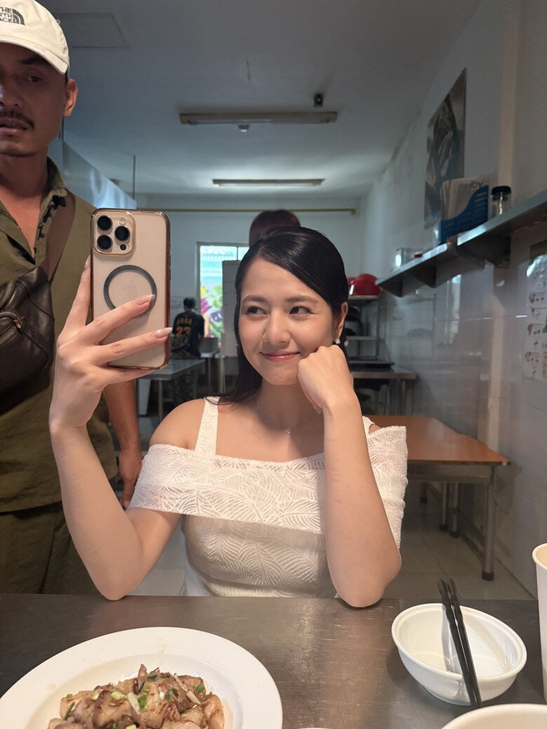 Cô gái ngồi đối diện anh không ai khác chính là Việt Hoa. Dù chỉ là một tình tiết khi diễn cùng nhau nhưng mâm cơm Việt quen thuộc với nhiều gia đình Việt được hiện lên, thay vì những món ăn sang chảnh đã khiến nhiều người thích thú.