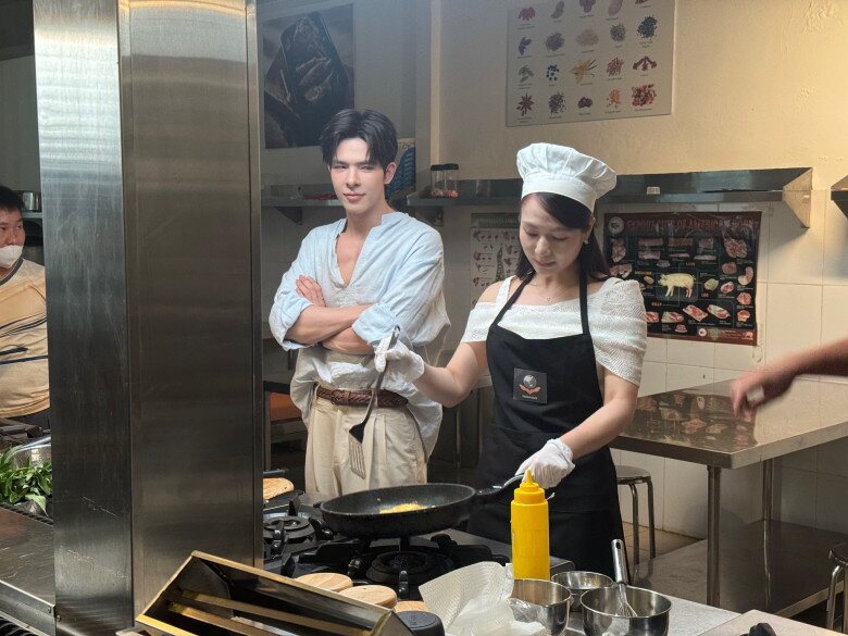 Chủ du thuyền gây tranh cãi trên VTV khoe bữa cơm cùng bạn thân Phương Oanh, khán giả thi nhau nói thiếu 1 thứ! - 7