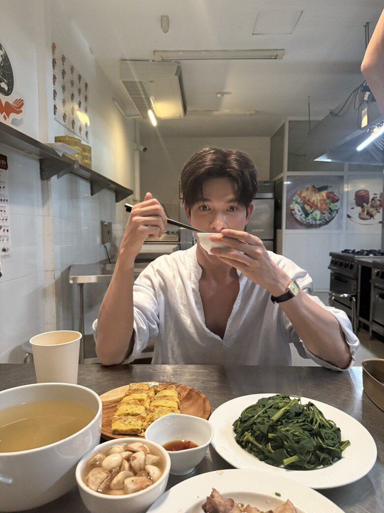 Bữa ăn được Denis Đặng chia sẻ trên mạng xã hội, nào là rau muống luộc, cà muối, trứng tráng, thịt rang cháy cạnh - toàn những món đơn giản nhưng ai nhìn cũng muốn ăn vèo mấy bát cơm.