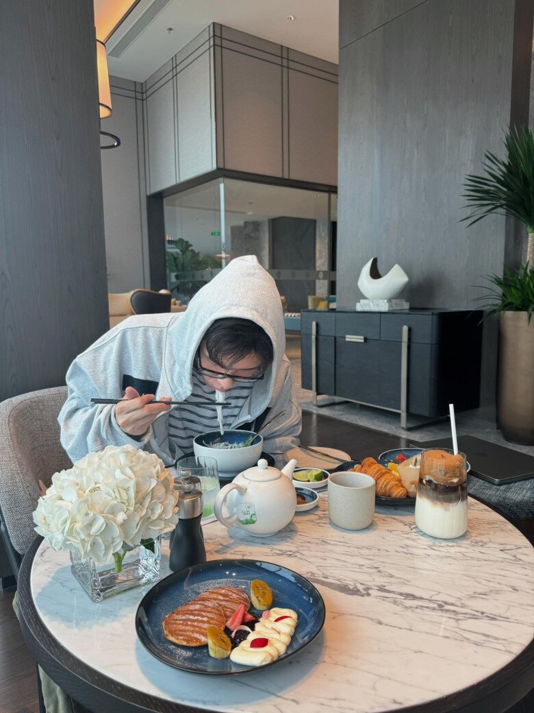 Thi thoảng, nam diễn viên kiêm giám đốc sáng tạo khoe bữa ăn sáng kiểu châu Âu hiện đại. Bàn tiệc với bánh croissant, trứng bác với măng tây và cà chua bi, bánh pancake ăn kèm trái cây và kem tươi, trà nóng, nước ép xanh nhưng còn có món phở Việt đặc biệt.