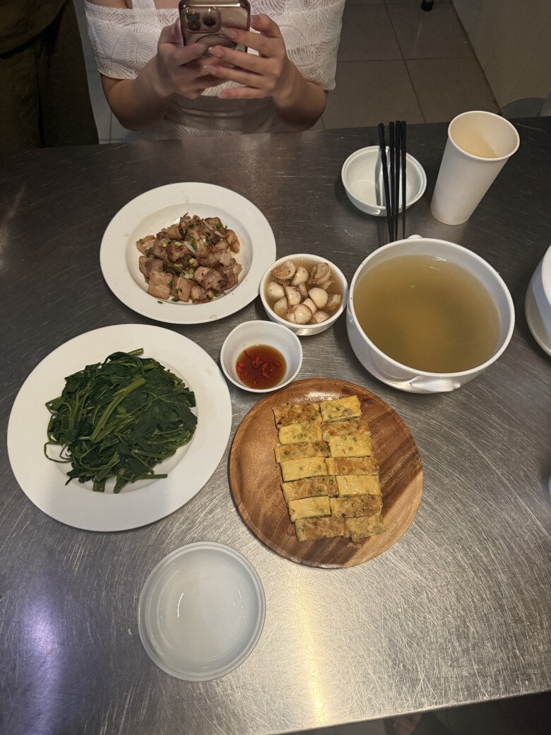 Dân mạng bình luận: “Mâm cơm nhìn đơn giản nhưng thấy hấp dẫn, ngon quá”, “Tổng tài ăn giản dị thế”, “Hóa ra trai đẹp cũng ăn giống mình”. Một số người dí dỏm nhắn nhủ: “Cơm ngon đạm bạc nhưng đừng bạc tình nhé Trường!”