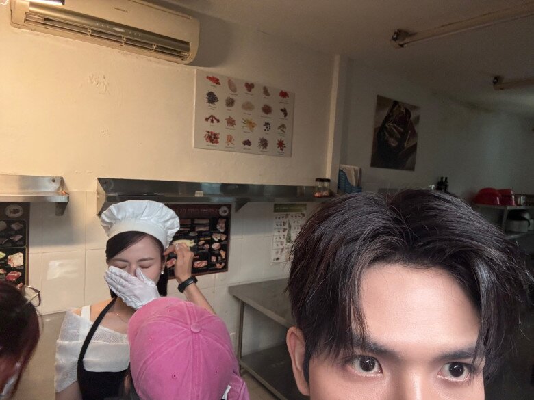 Chia sẻ cảnh hậu trường khi Việt Hoa nấu ăn, nam diễn viên hài hước: “Trộm vía hơi khét nha Ngân ơi” khiến mọi người bật cười.