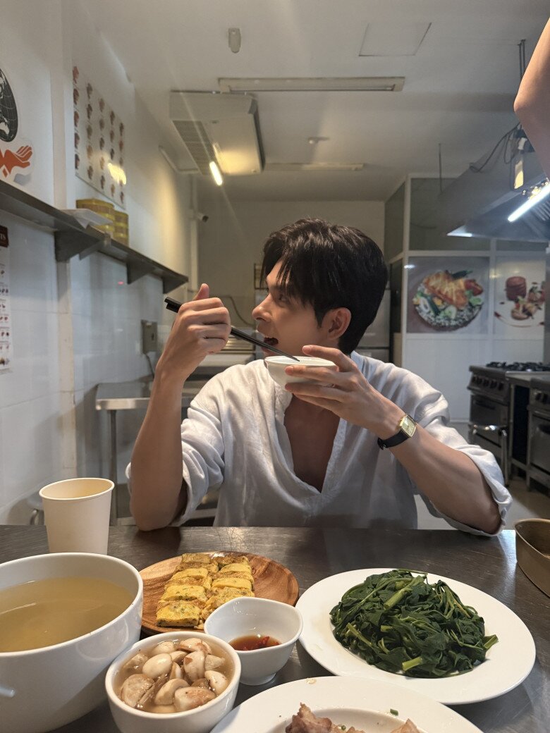 Một số người trêu mâm cơm thiếu một thứ, đó là mắm tôm. Khi một người bạn cho rằng Cà pháo phải chấm mắm tôm nhá, Denis Đặng đáp Nước mắm cũng ngon nhé.