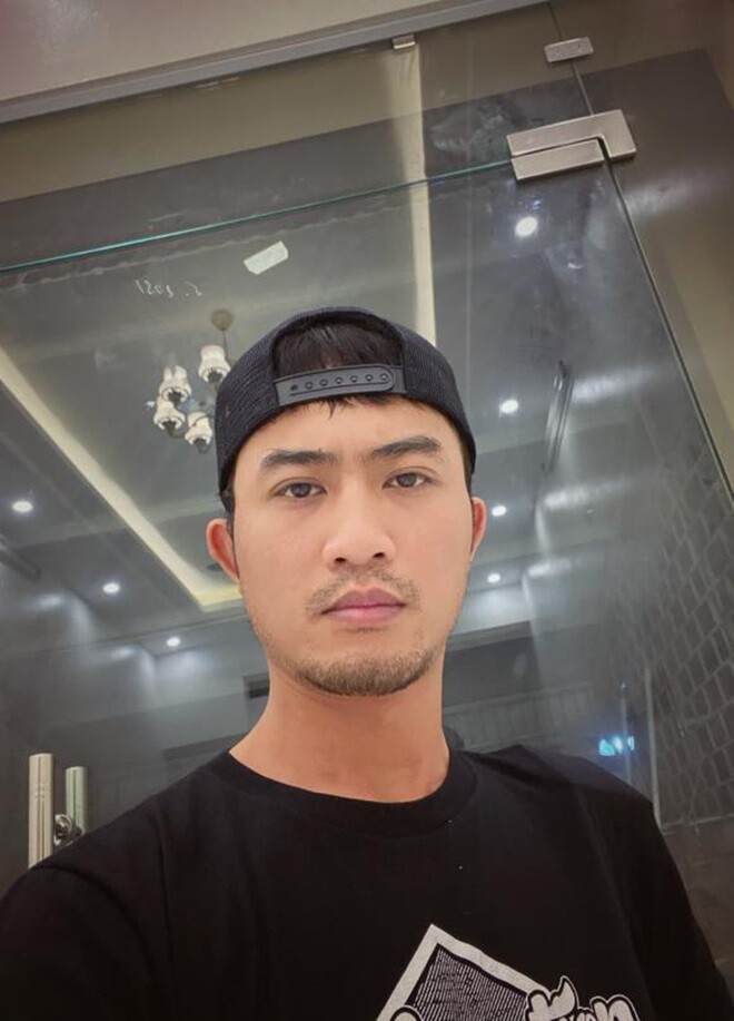 Trong Gió ngang khoảng trời xanh, Doãn Quốc Đam đảm nhiệm vai Đăng – giám đốc công ty truyền thông, người đàn ông lạnh lùng và nhiều bí ẩn. Ngoài đời, anh được biết đến là người kín tiếng, ít khi chia sẻ đời tư. Tuy nhiên, vào cuối năm 2020, nam diễn viên khiến bạn bè và đồng nghiệp bất ngờ khi khoe ngôi nhà mới tậu.