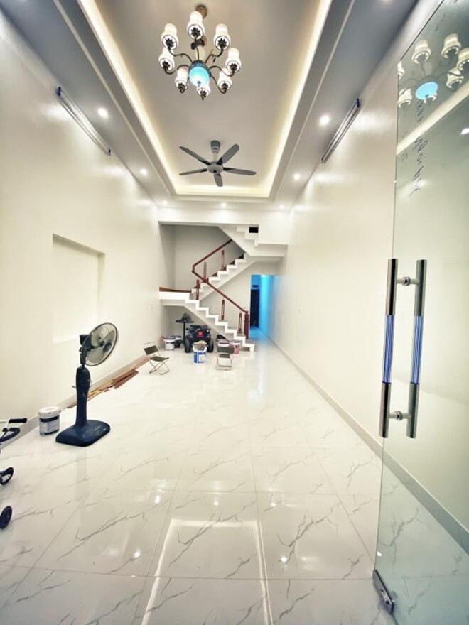 Được biết đây là căn nhà đầu tiên mà anh mua được sau nhiều năm tích góp từ cát-xê đóng phim. Thậm chí, để đủ tiền mua nhà, anh từng phải bán cả xe ô tô. Ngôi nhà có diện tích rộng rãi, mang phong cách hiện đại và đơn giản đúng với tính cách của chủ nhân.