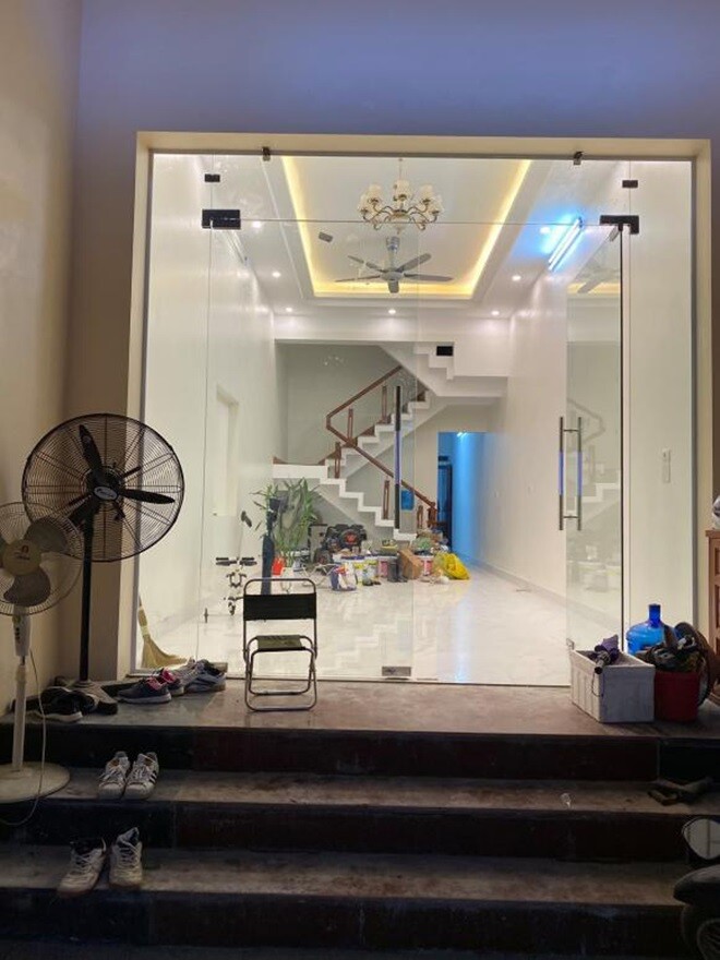 Trên trang cá nhân, anh viết: “Dọn nhà đón năm mới!” cho thấy niềm vui giản dị sau một chặng đường dài cố gắng. Trong loạt ảnh, có thể thấy căn nhà được thiết kế theo dạng nhà ống, chia thành những tầng lầu.