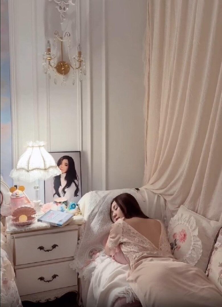 Cơ ngơi dàn diễn viên amp;#34;Gió ngang khoảng trời xanhamp;#34;: Phương Oanh ở biệt thự cùng Shark, cô chủ trọ có amp;#34;nhà tranhamp;#34; nên thơ - 8