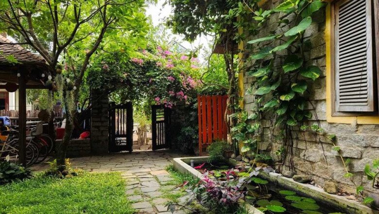 Là nghệ sĩ kỳ cựu trong làng kịch và phim truyền hình, diễn viên Tú Oanh tiếp tục vào vai cô chủ nhà trọ với những màn đối thoại thâm thúy với anh chàng tổng tài. Khác với nhiều nghệ sĩ chọn biệt thự hay căn hộ cao cấp, vợ chồng Tú Oanh – đạo diễn Bùi Thạc Chuyên chọn sinh sống trong một căn villa phong cách cổ kính.