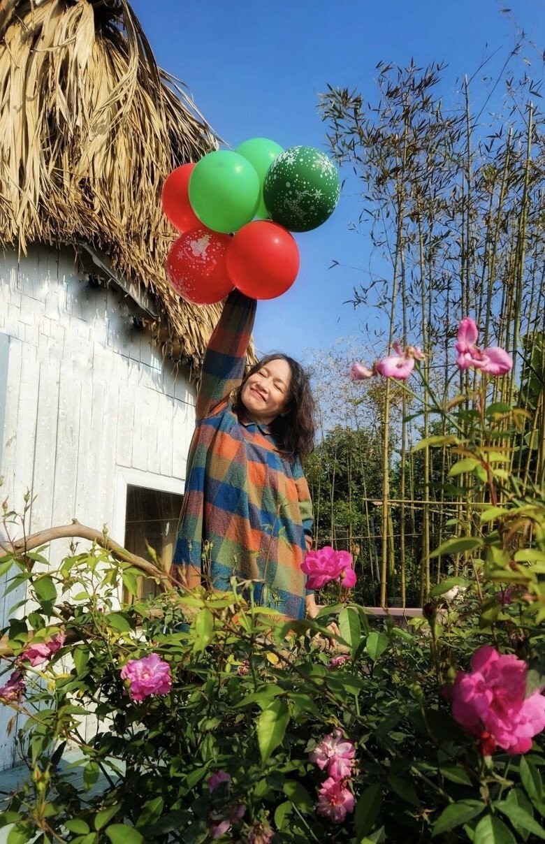 Bên cạnh đó, nữ nghệ sĩ còn có nhà vườn rộng lớn như phim trường ở ngoại thành với những nhà tranh. Mái lá, tường đất, cửa gỗ… tất cả đều gợi nhớ về một miền ký ức xưa cũ.