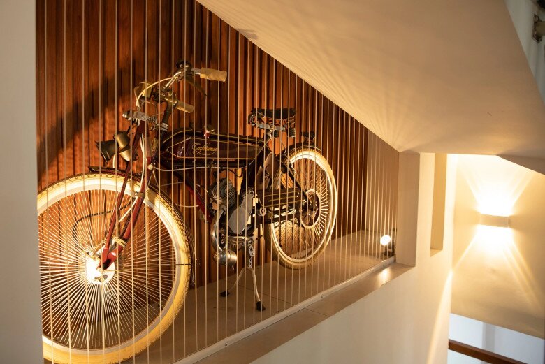 Toàn bộ thiết kế ngôi nhà do Dương Ngọc Thái tự lên ý tưởng. Phong cách nội thất trong nhà được đánh giá là hiện đại, sang trọng, nhưng vẫn mang sự gần gũi, gọn gàng. Phòng khách có ánh sáng tự nhiên, dùng tông màu trung tính với nội thất gỗ.