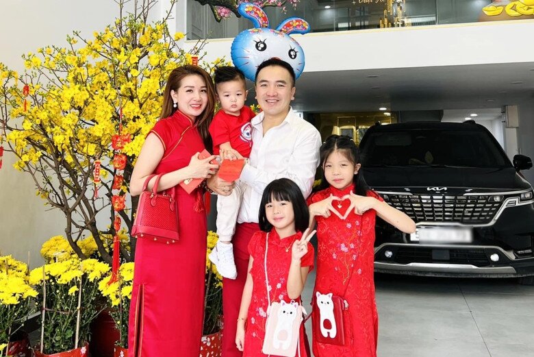 Dương Ngọc Thái sinh năm 1979 tại Quảng Ngãi, là một trong những giọng ca bolero được yêu thích với loạt hit như “Gọi đò”, “Sầu tím thiệp hồng”... Hiện tại, anh cùng vợ là ca sĩ Triệu Ái Vy và 3 con sinh sống trong một căn nhà phố 6 tầng tại Bình Tân, TP.HCM.