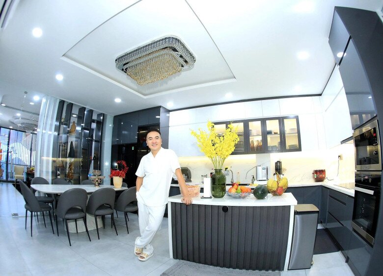 Vợ anh - ca sĩ Triệu Ái Vy rất chú trọng khu vực bếp núc. Căn bếp tuy không quá rộng lớn nhưng đầy đủ tiện nghi, ngăn nắp và là nơi cả gia đình quây quần mỗi tối.