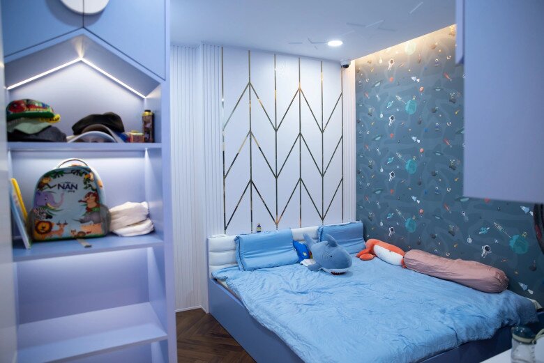 Mọi không gian đều được chăm chút, sạch sẽ và có bố cục rõ ràng. Phòng ngủ của vợ chồng anh và phòng của con trai, con gái có màu sắc khác nhau theo sở thích.