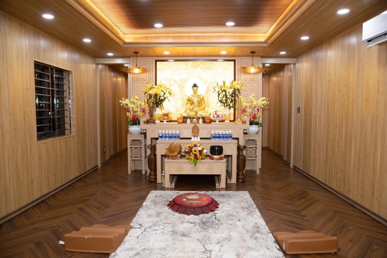 Anh bố trí gara ô tô, thang máy, văn phòng làm việc, phòng thu âm, phòng livestream, phòng học cho con và không gian tu tập Phật giáo. Tại tầng 5, nam ca sĩ làm phòng tu tập với không gian thanh tịnh. Ngày ngày, anh lên đây vào lúc 5 giờ sáng để tụng kinh niệm Phật trong vòng 2 tiếng.