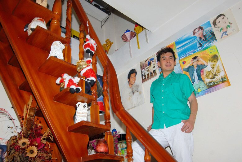 Căn nhà có chiều dài lên đến 35 mét, bề ngang 4 mét, tổng diện tích sử dụng khoảng 700 m². Hai tầng dưới được anh cho thuê làm nhà hàng, ba tầng còn lại phục vụ sinh hoạt cá nhân.