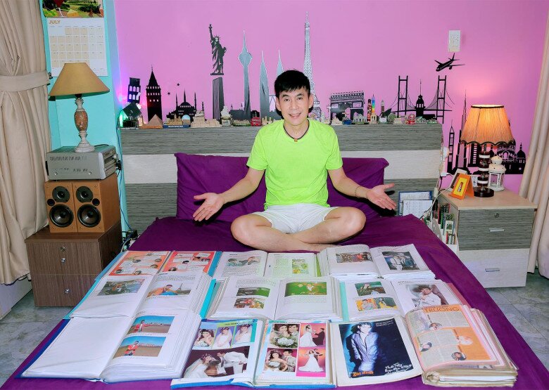 Trong không gian sống, ca sĩ còn trưng bày nhiều vật dụng đặc biệt như bộ sưu tập đồ lưu niệm từ khắp nơi trên thế giới, một số trong đó là quà tặng từ fan hoặc bạn bè quốc tế.