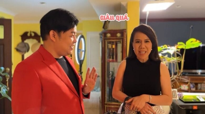 Biệt thự mới này có kiến trúc kết hợp giữa phong cách phương Đông và Tây, với phòng khách được thiết kế cổ điển, sử dụng nhiều vật liệu gỗ, tranh ảnh, đèn chùm, thảm nhung.