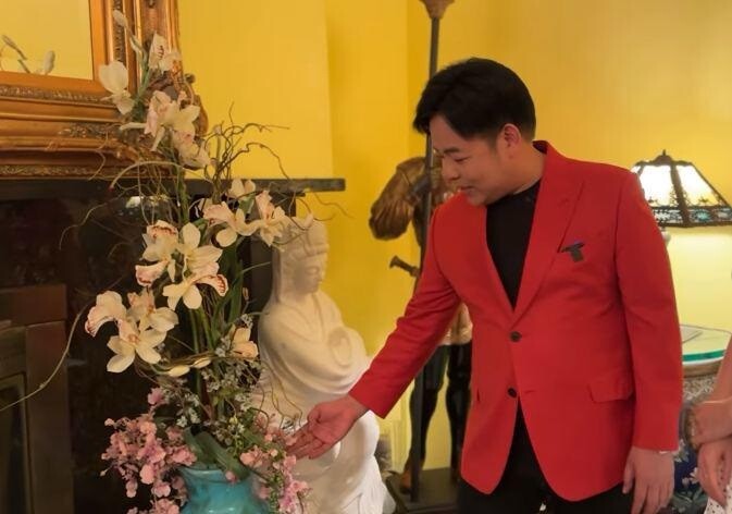 Trong mỗi phòng đều có bình hoa giả do danh hài Thúy Nga - bạn thân của Quang Lê tự tay cắm. Một cây đàn piano lớn được đặt giữa phòng khách, là nơi anh dùng để đàn hát cùng bạn bè.