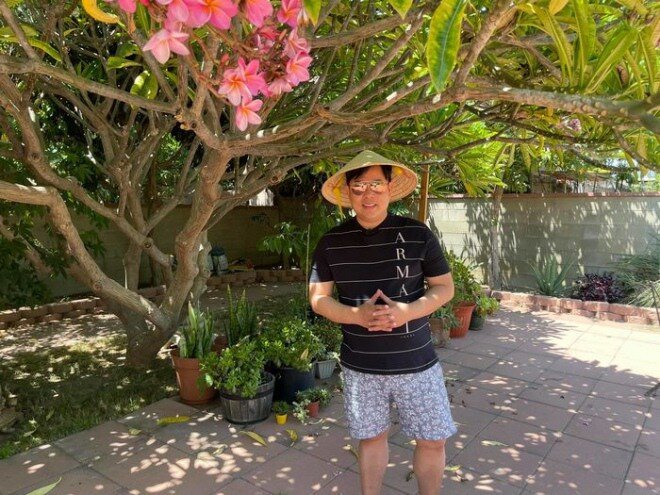 Tại Mỹ, Quang Lê còn sở hữu nhiều căn nhà khác, trong đó có căn nhà gần nhà danh hài Thúy Nga và ca sĩ Mai Thiên Vân. Anh từng cho biết trồng nhiều cây trái Việt Nam như đu đủ, khế, tre, hoa đại để vơi nỗi nhớ quê hương.