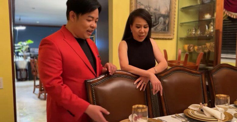 Ngoài không gian trong nhà, biệt thự còn có sân vườn với tiểu cảnh nước, nơi anh thường ra ngồi thư giãn, nghe tiếng nước róc rách buổi tối.