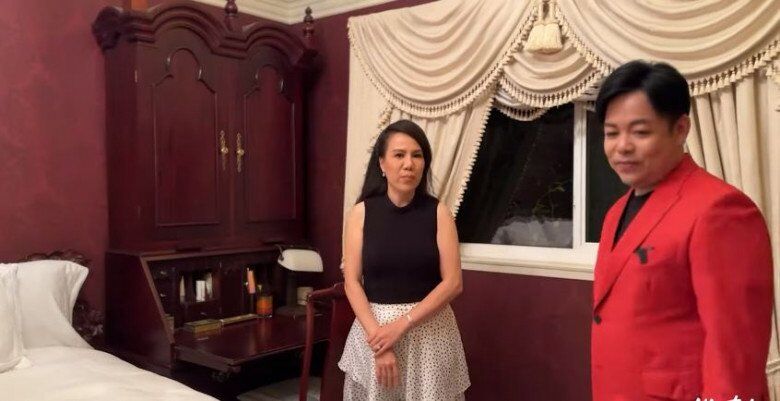 Một chi tiết đáng chú ý là anh dành riêng một phòng ngủ đặc biệt gần phòng ngủ chính để tiếp khách quý, trong đó từng được chuẩn bị sẵn cho ca sĩ Mai Thiên Vân khi sang thăm. Phòng này mang nét cổ điển với rèm cửa ren, tủ gỗ và giường gỗ sơn son thếp vàng.