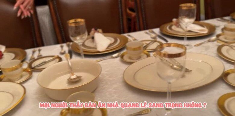 Phòng ăn trong nhà mang phong cách “hoàng gia” với bộ bàn ghế cổ điển, bát đĩa sang trọng được trưng bày như trong bảo tàng. Tuy nhiên, Quang Lê thừa nhận rằng những đồ dùng này chủ yếu để trưng, còn ăn uống thường ngày thì anh sử dụng bộ chén bát riêng để tránh bụi.