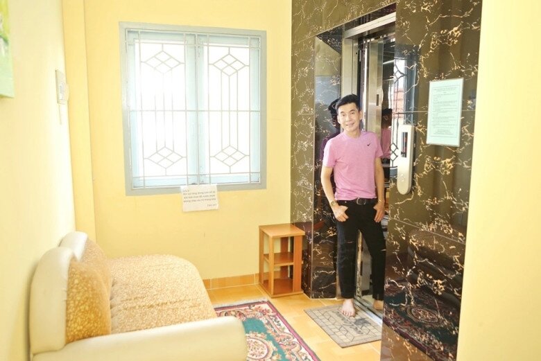 Ca sĩ Đoan Trường - biệt danh “Hoàng tử đại dương” của thập niên 1990 hiện sống tại một căn nhà mặt tiền 5 tầng ở quận 3 (cũ), TP.HCM, được truyền thông đánh giá là ngôi nhà vàng bởi giá trị ước tính lên tới 2.000 cây vàng, tương đương khoảng 70-80 tỷ đồng theo thời giá hiện nay.