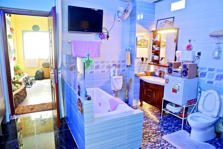 Đoan Trường là người rất tiết kiệm và tự lập. Anh từng chia sẻ rằng tự tay sơn từng mảng tường, chọn từng vật dụng, không thuê thiết kế mà tự bố trí mọi thứ theo cảm nhận cá nhân.