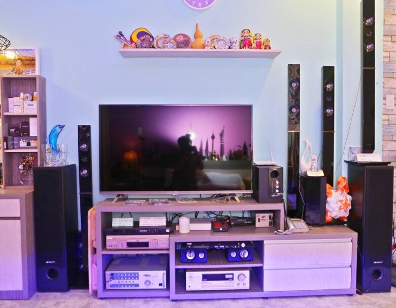 Không gian sống của anh được chia thành nhiều khu: Phòng ngủ, phòng khách, phòng làm việc, và phòng trưng bày các kỷ vật âm nhạc, trong đó có những món đồ đã đồng hành cùng anh suốt hơn 25 năm hoạt động nghệ thuật.