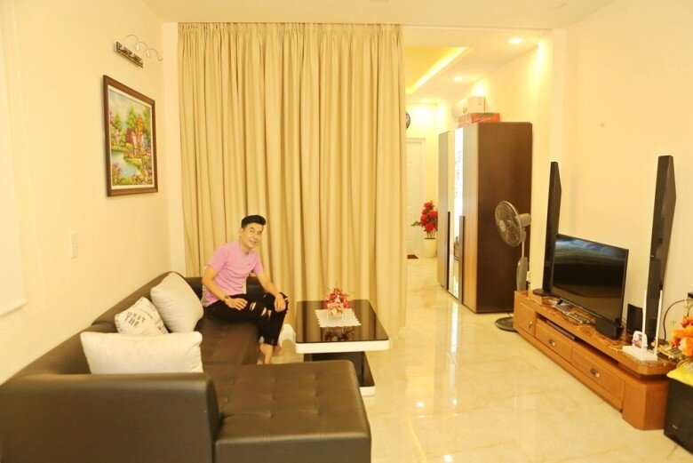 Ngôi nhà tuy không rộng theo chiều ngang nhưng được thiết kế theo chiều sâu nên tạo cảm giác thoải mái, có khoảng thông tầng để lấy sáng và lưu thông gió. Một điều đặc biệt là trong nhà anh có thang máy riêng, giúp tiện di chuyển giữa các tầng.