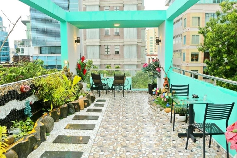 Sân thượng là nơi tụ tập cuối tuần của anh và gia đình, bạn bè. Nơi đây có đủ phòng tắm, nhà vệ sinh, bếp ăn, dụng cụ thể dục, karaoke, đặc biệt là hồ cá nên thơ...