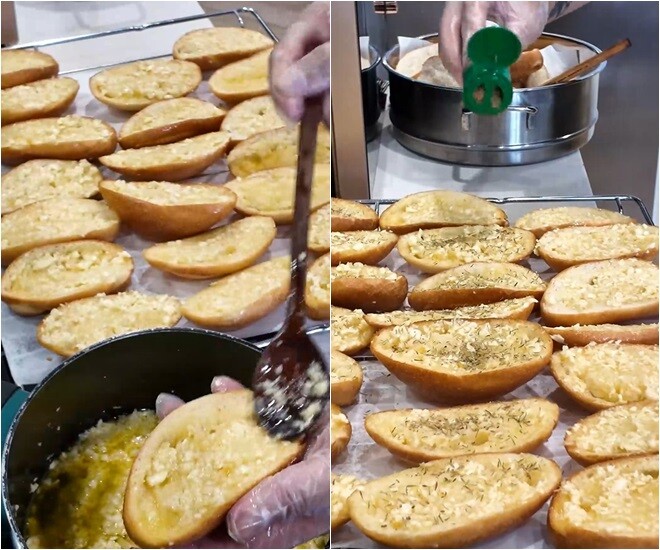 Bơ tỏi được phết đều lên từng lát bánh, phủ kín mặt bánh. Bước cuối cùng là rắc thêm chút lá parsley khô tạo mùi thơm đặc trưng, tăng thêm phần hấp dẫn cho món ăn.