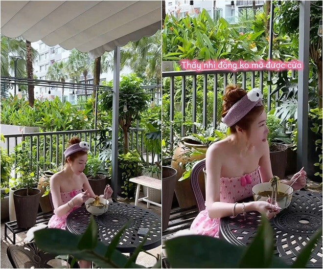 Nữ diễn viên ăn sáng ngoài ban công phủ đầy mảng xanh. Bàn trà tròn sắt đen đặt giữa những chậu cây lớn nhỏ, mái hiên che mát và hàng rào sắt phân cách gọn ghẽ. Khoảng xanh giúp Elly Trần tận hưởng khoảng trời riêng giữa lòng thành phố.