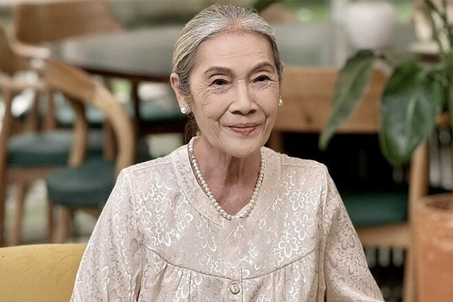 Nữ nghệ sĩ lớn tuổi còn rất rành công nghệ.