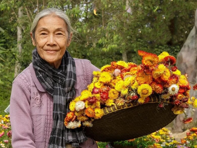 Ở tuổi xế chiều, bà lại được sống với đam mê nghệ thuật.