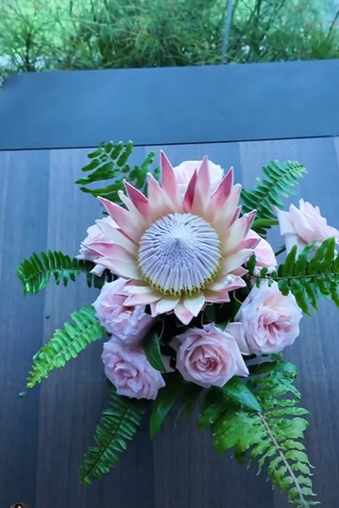 Bình hoa hoàn thiện, vừa có bố cục chặt chẽ, vừa giữ lại vẻ tự nhiên nhất. Góc nhìn từ trên xuống cho thấy rõ cấu trúc “vương miện” ấn tượng của hoa Thảo đường Hoàng đế.