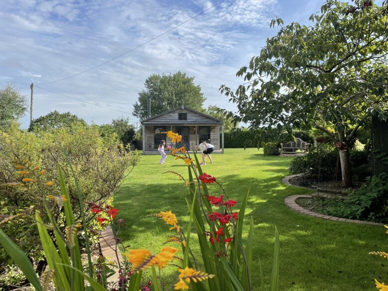 Ngô Phương Lan chia sẻ những khoảnh khắc của chồng con.