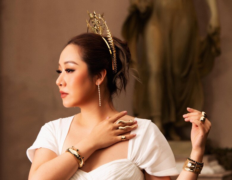 Nàng hậu tự thấy mình như bà chủ tiệm vàng.