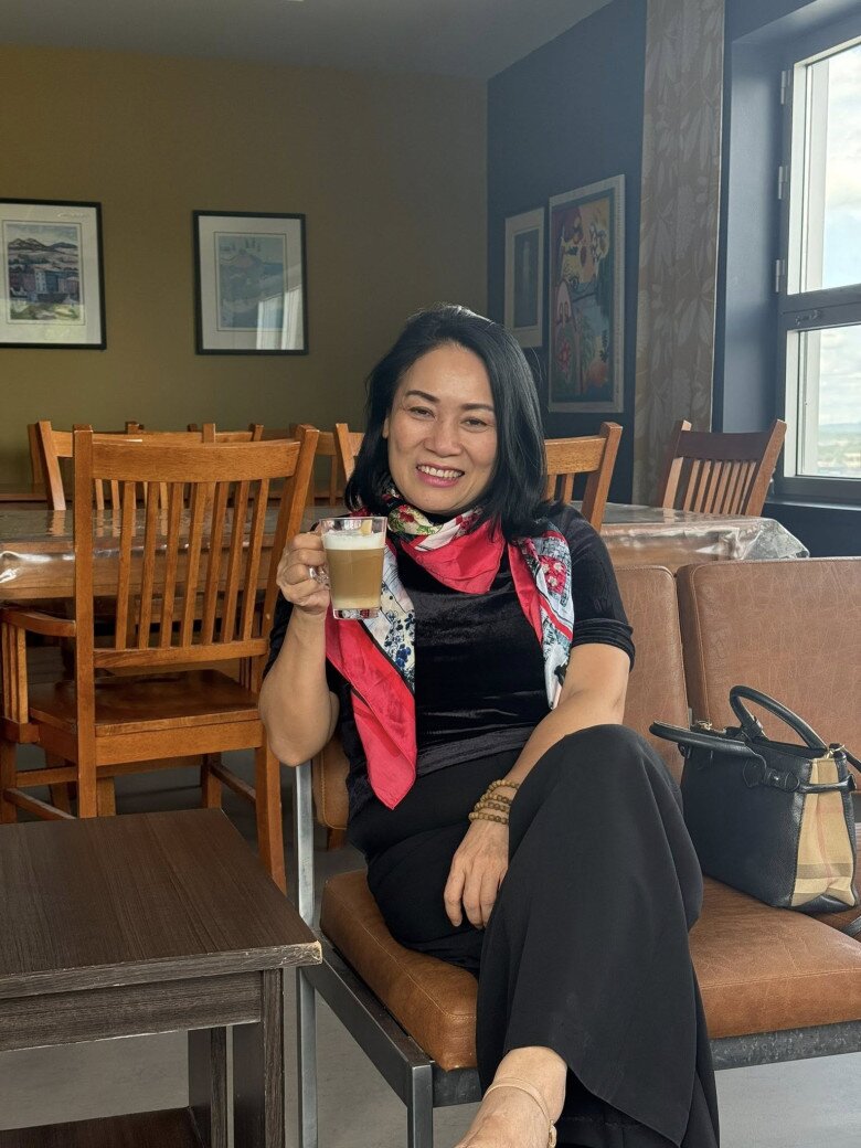 Khánh Thi xúc động gặp lại Tạ Bích Loan sau nhiều năm: Diện mạo, cuộc sống của amp;#34;người đàn bà quyền lựcamp;#34; khi về hưu - 4