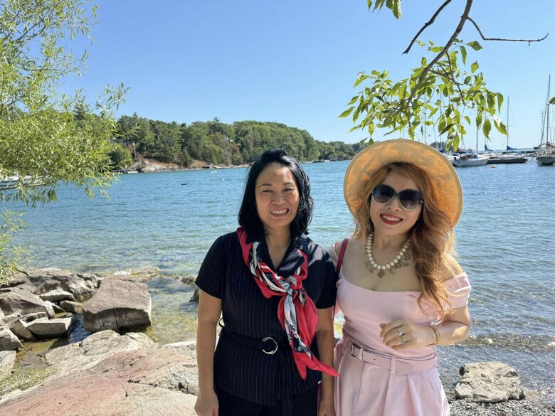 Thi thoảng, cô có những chuyến vi vu nước ngoài.